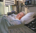 mujer en cama de hospital