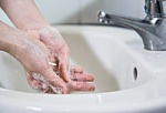lavarse las manos y un lavabo
